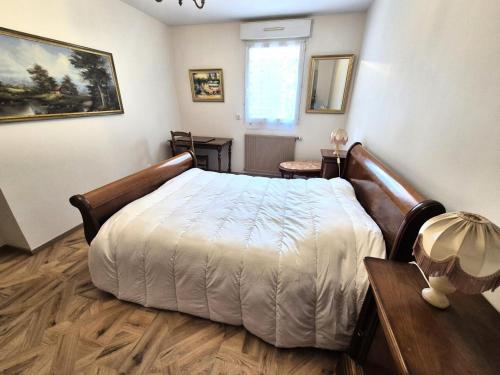 une chambre avec un lit, une table et une fenêtre dans l'établissement Residence Les Sycomores - Spacieux logement avec sa grande terrasse de 50m² ! MAE-2661, à Aix-les-Bains