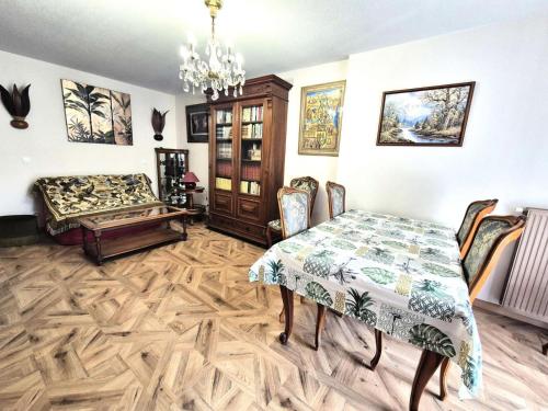 une salle à manger avec une table et un canapé dans l'établissement Residence Les Sycomores - Spacieux logement avec sa grande terrasse de 50m² ! MAE-2661, à Aix-les-Bains