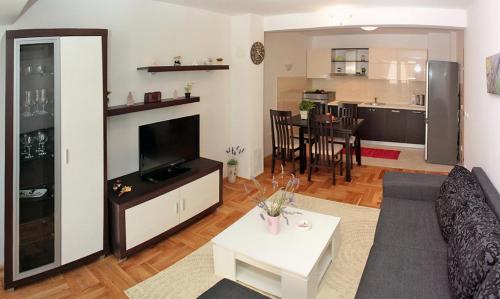 sala de estar con sofá y TV en Apartment Central City, en Makarska