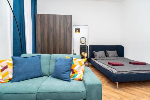 Ghetto Wall - Gozsdu Court La Fontaine