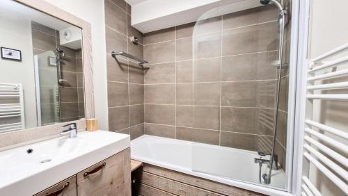 une salle de bain avec une baignoire, un lavabo et une douche dans l'établissement Résidence Le Panoramic - Appartement spacieux · Départ et retour skis aux pieds · Piscine · Parking inclus · Spa MAE-6931, à Magland