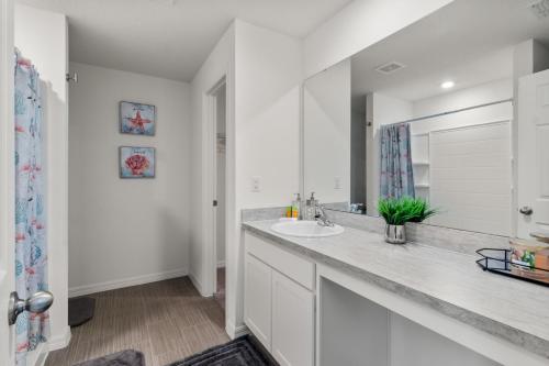 Gambar di galeri bagi Cheerful 4 Bedrooms New Construction Home di Poinciana