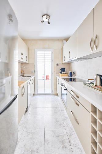 Η κουζίνα ή μικρή κουζίνα στο Wild Palms Apartment