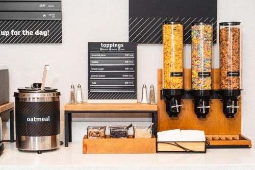 una cafetería con un mostrador con una cafetera en Holiday Inn Hou Energy Corridor Eldridge by IHG, en Houston