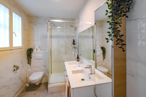une salle de bain avec une douche, un lavabo et des toilettes dans l'établissement Cosy Apt 6 Guests for Family, à Paris
