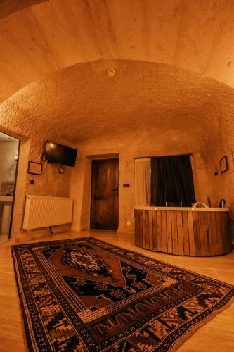 a room with a rug on the floor and a stage at akile ablanın evi in Urgup
