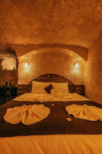a bedroom with a large bed in a cave at akile ablanın evi in Urgup