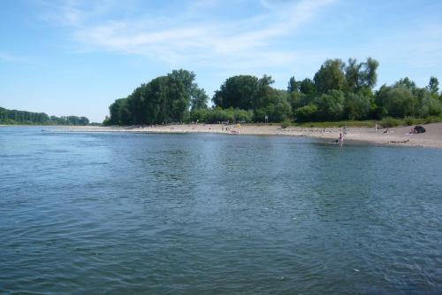 a large body of water with people on a beach at Alte Heimat in Schwegenheim