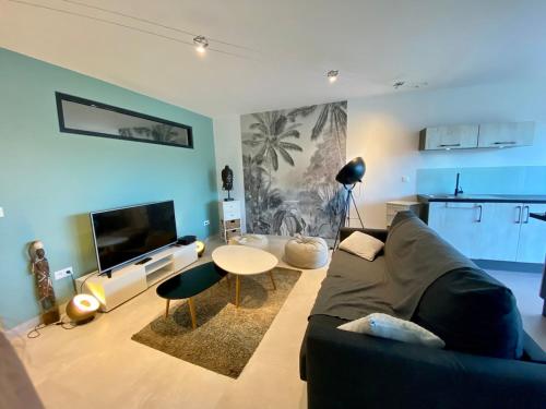 Uma área de estar em Apartment in residence with pool