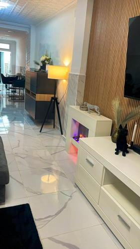 Televisyen dan/atau pusat hiburan di Stylish and renovated house