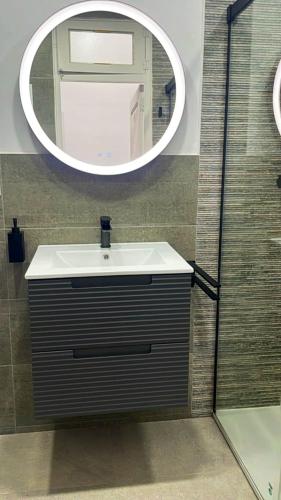 Bilik mandi di Stylish and renovated house