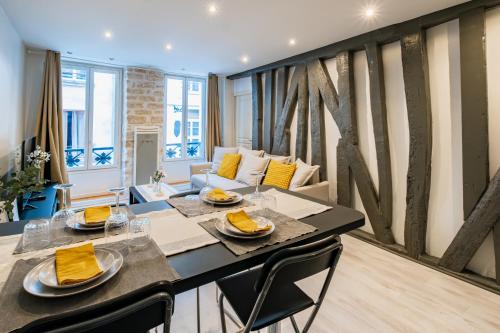 une salle à manger avec une table et un canapé dans l'établissement Appartement Moderne Notre-Dame de Paris, à Paris