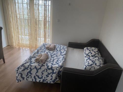 ein Schlafzimmer mit einem Bett mit zwei Handtüchern darauf in der Unterkunft Apartmani Amon in Meljak