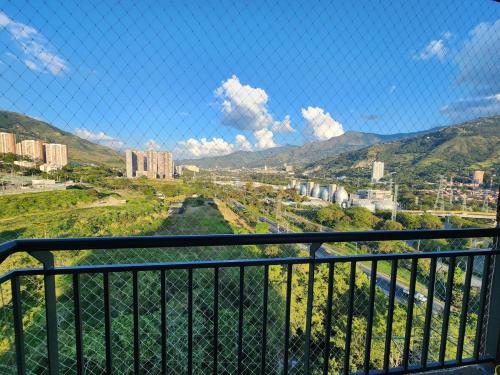 ベヨにあるApartamento a pasos del Metro y centro comercial - Vista - Parking - Gymのバルコニーからの街の景色