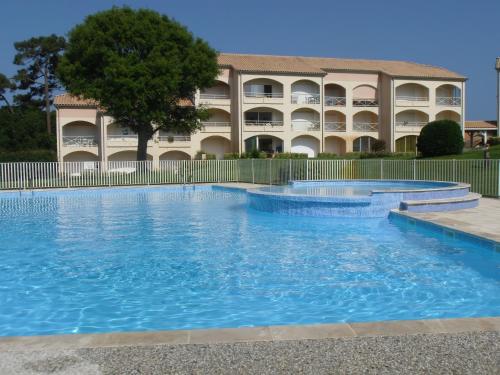une piscine devant un immeuble dans l'établissement Moliets plage, Résidence OPEN SUD, à Moliets-et-Maa