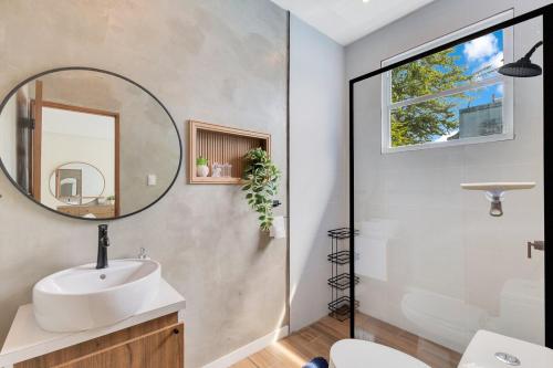 圣胡安New! Modern 3BR Near Beach & Nightlife的浴室里有洗手池和镜子