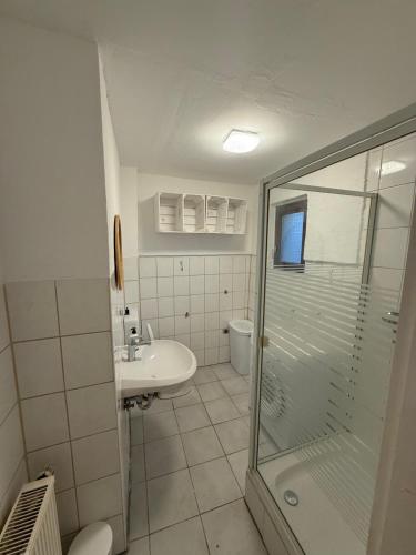 Ένα μπάνιο στο Geräumige 2-Zimmer-Wohnung