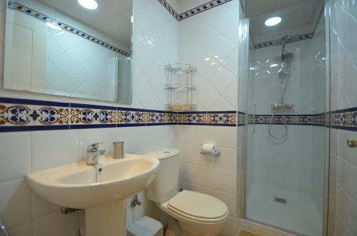 イスラ・デル・モラルにあるSan Bruno Duplex SOLMARESのトイレ、洗面台、シャワー付きのバスルーム