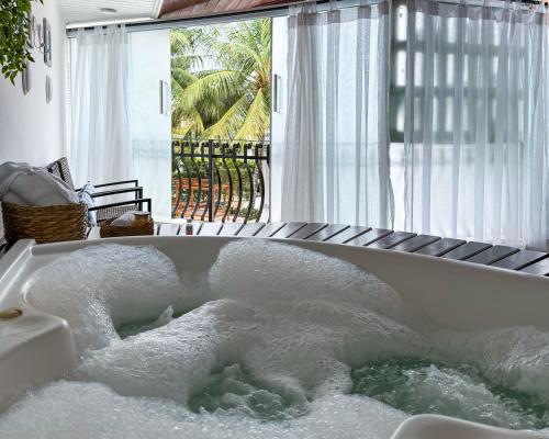 a bath tub filled with lots of water at Hotel Boutique Recanto da Passagem in Cabo Frio