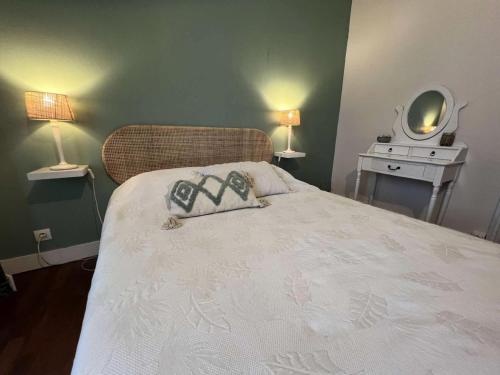 une chambre avec un lit avec deux oreillers dessus dans l'établissement Résidence 027-soulac Sur Mer - 027 - Jolie Soulacaise en plein cœur de la Station MAE-6891, à Soulac-sur-Mer