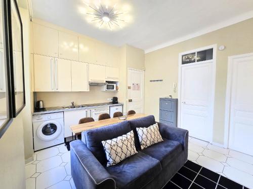 un salon avec un canapé et une cuisine dans l'établissement Forville Coeur de Cannes, à Cannes