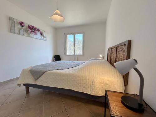 Ένα ή περισσότερα κρεβάτια σε δωμάτιο στο Villa dans le Luberon