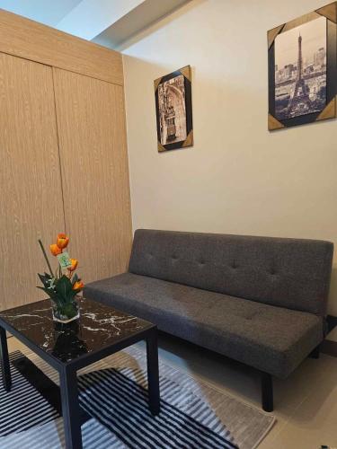 Χώρος καθιστικού στο SMDC Field REsidences condo unit