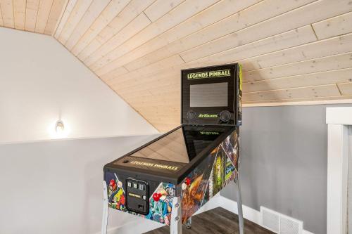 una habitación con un techo con una consola de videojuegos en Radiant Retreat -Spacious Home - Heart of Radium!, en Radium Hot Springs