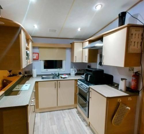 Kuchyň nebo kuchyňský kout v ubytování Barmston Beach Maple Rise 69