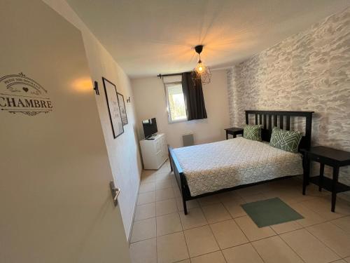 une chambre avec un lit dans une pièce dans l'établissement Appartement spacieux avec piscine, à Marseille