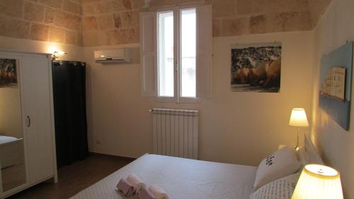 モノーポリにあるCasa del Borgoの小さなベッドルーム(ベッド1台、窓付)