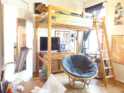 um quarto com uma secretária e um beliche em East Village Homestay em Nova Iorque