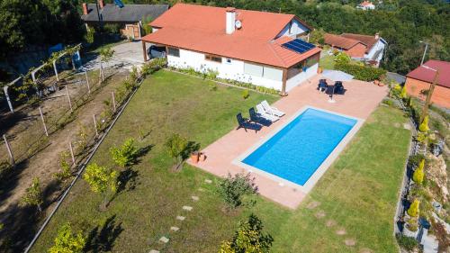 an aerial view of a house with a swimming pool at Tapadas do Sol in Couto de Esteves
