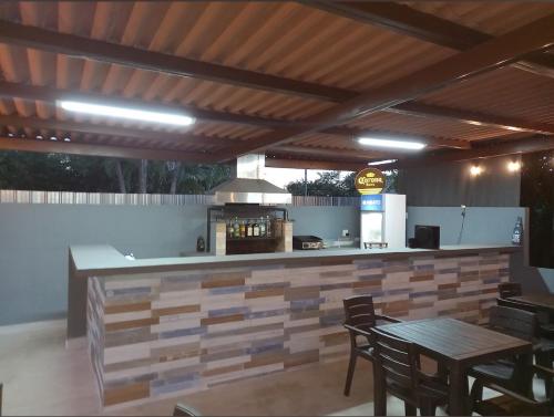 un restaurant avec un comptoir doté d'une table et de chaises dans l'établissement Sttar Coronado, à Las Lajas