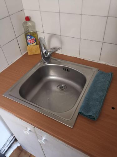 - un évier de cuisine avec un robinet sur un comptoir dans l'établissement Studio Asnieres sur Seine équipé et fonctionnelle, à Asnières-sur-Seine