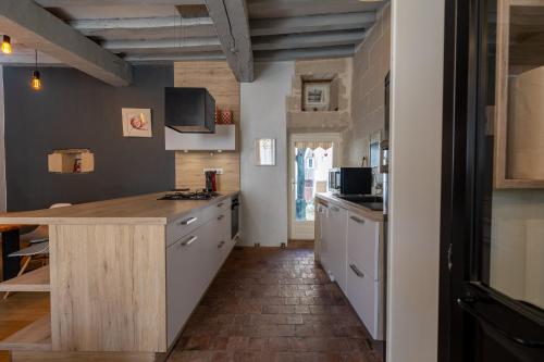 une cuisine avec un comptoir en bois dans une pièce dans l'établissement L'échauguette d'Ancenis centre, à Ancenis