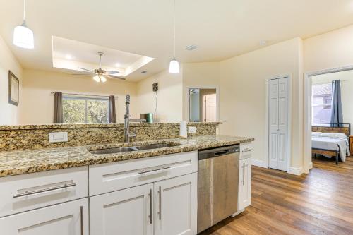 Kuchyň nebo kuchyňský kout v ubytování 11 Mi to Fort Myers River District Suburban Haven