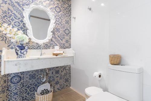 a bathroom with a sink and a mirror at Hotel Boutique Recanto da Passagem in Cabo Frio