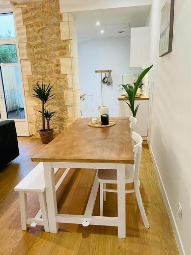 une table blanche et des chaises dans un salon dans l'établissement Cozy apartment Chez Simone, à La Rochelle