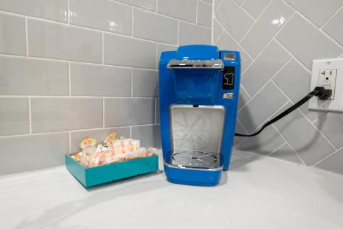 休斯顿Montrose 1BR Apartment with Modern Vibes and Fast WiFi的带盒子的浴室内的蓝色饮料机