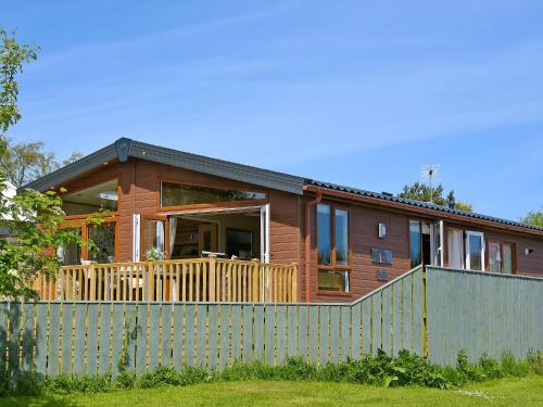 a house with a fence in front of it at Rockville Lodge - Uk2503 in Bempton