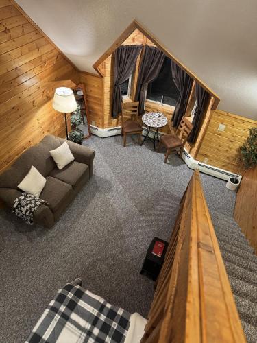 Χώρος καθιστικού στο Susitna River Lodging, Suites