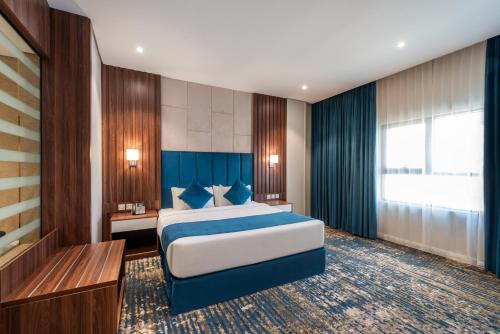 a hotel room with a bed and a desk at القصر الكورنيش in Jazan