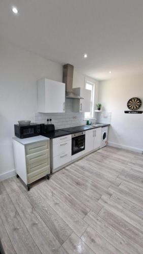 Cucina o angolo cottura di London 3 bedrooms House with Parking