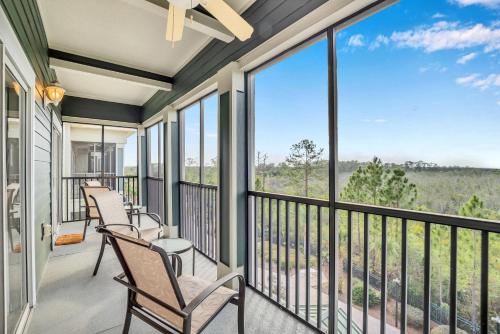 d'un balcon avec des chaises et des fenêtres offrant une vue. dans l'établissement -Relaxing 3BR Near Disney - Pool, à Orlando
