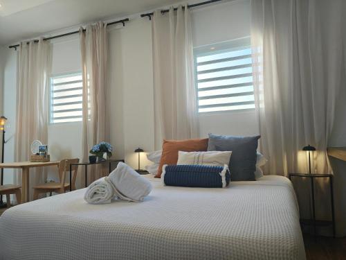 サンファンにあるPerfect Homebase Studio Near Beachの枕が置かれたベッドのある寝室