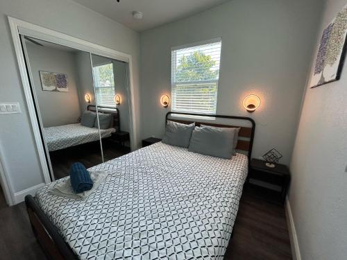 Postel nebo postele na pokoji v ubytování Serenity Bungalow Near Armature Works & Riverwalk