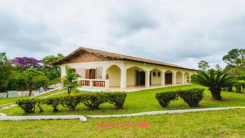 Taman di luar Chacara em Suzano com Piscina e Vista Incrivel