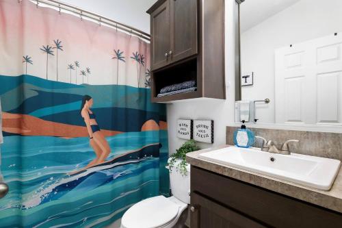 ein Badezimmer mit einem Vorhang für Meerjungfrauen und einem Waschbecken in der Unterkunft Disney Beaches Close Fire Pit Stadiums in Norwalk