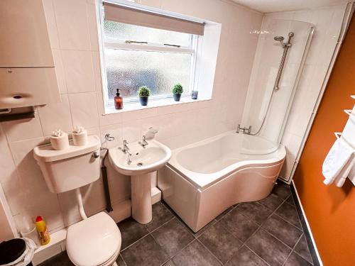 Koupelna v ubytování Bourne Cottage - Stylish 3-Bedroom Retreat, Sleeps for 7 Guests, Pet-Friendly & Family friendly, Xbox Series S & Games